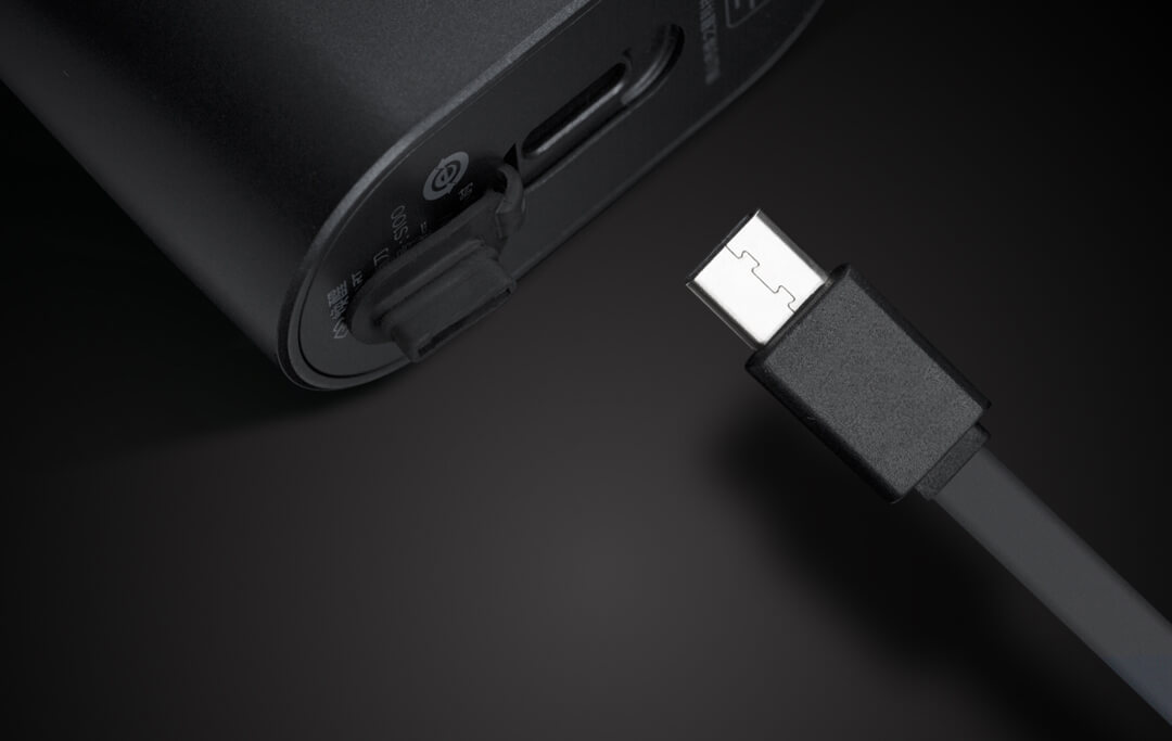 Для зарядки используется стандартный USB порт