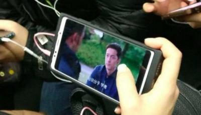 В сети появились реальные фото включенного Xiaomi R1